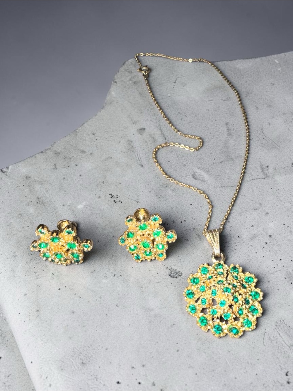 Vintage Gold Tone Green
Rhinestone Necklace & Screw Back Earrings Set